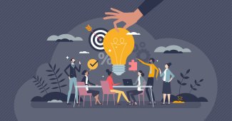 persone ad una scrivania con idee e dialogo