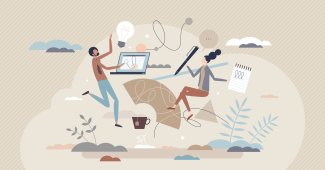 giovani con computer e blocknotes